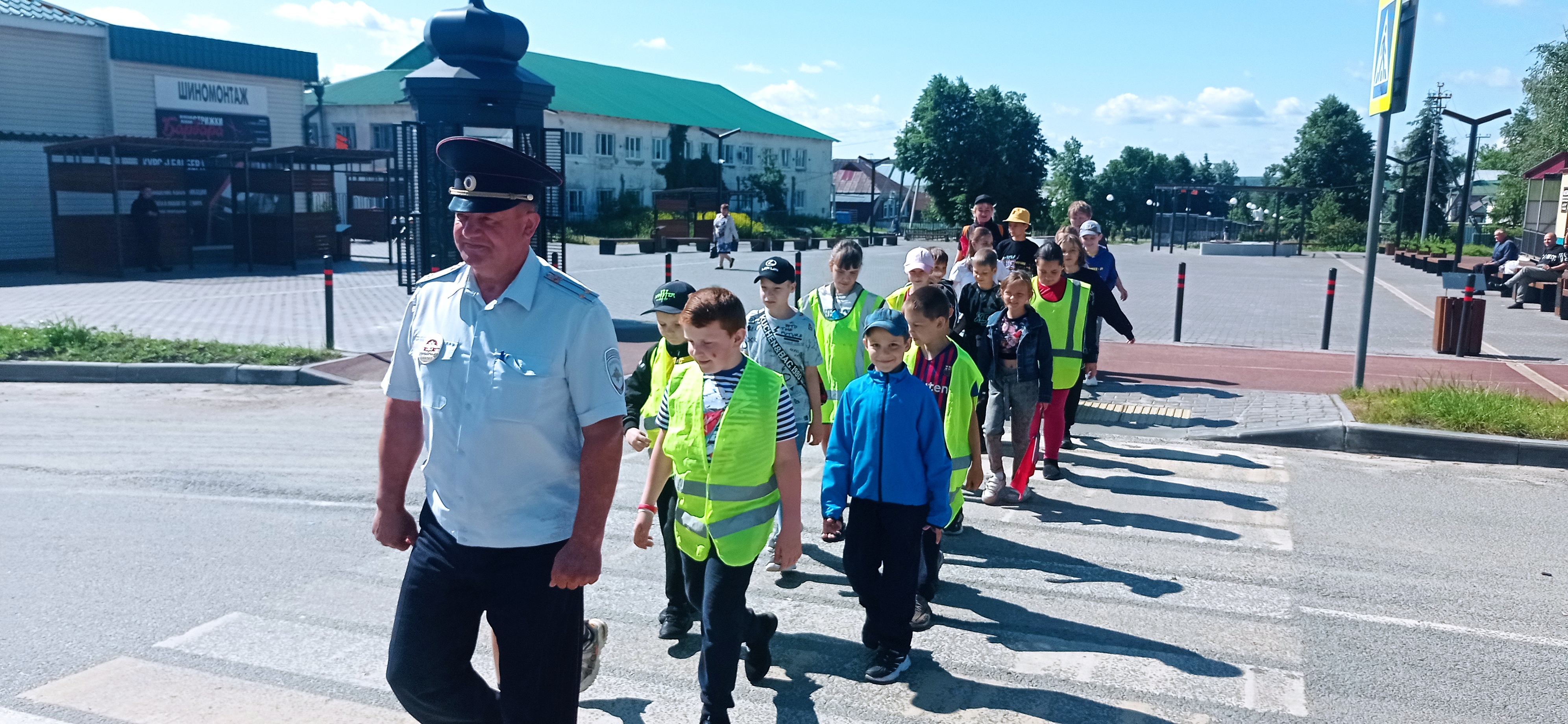 29 мая 2023 года в р.п. Сурское в рамках проведения второго  этапа общеобластного профилактического мероприятия «Внимание - дети!» начальник ОГИБДД МО МВД России «Карсунский» подполковник полиции Туктаров Р.Н. провел урок дорожной безопасности в школьном.