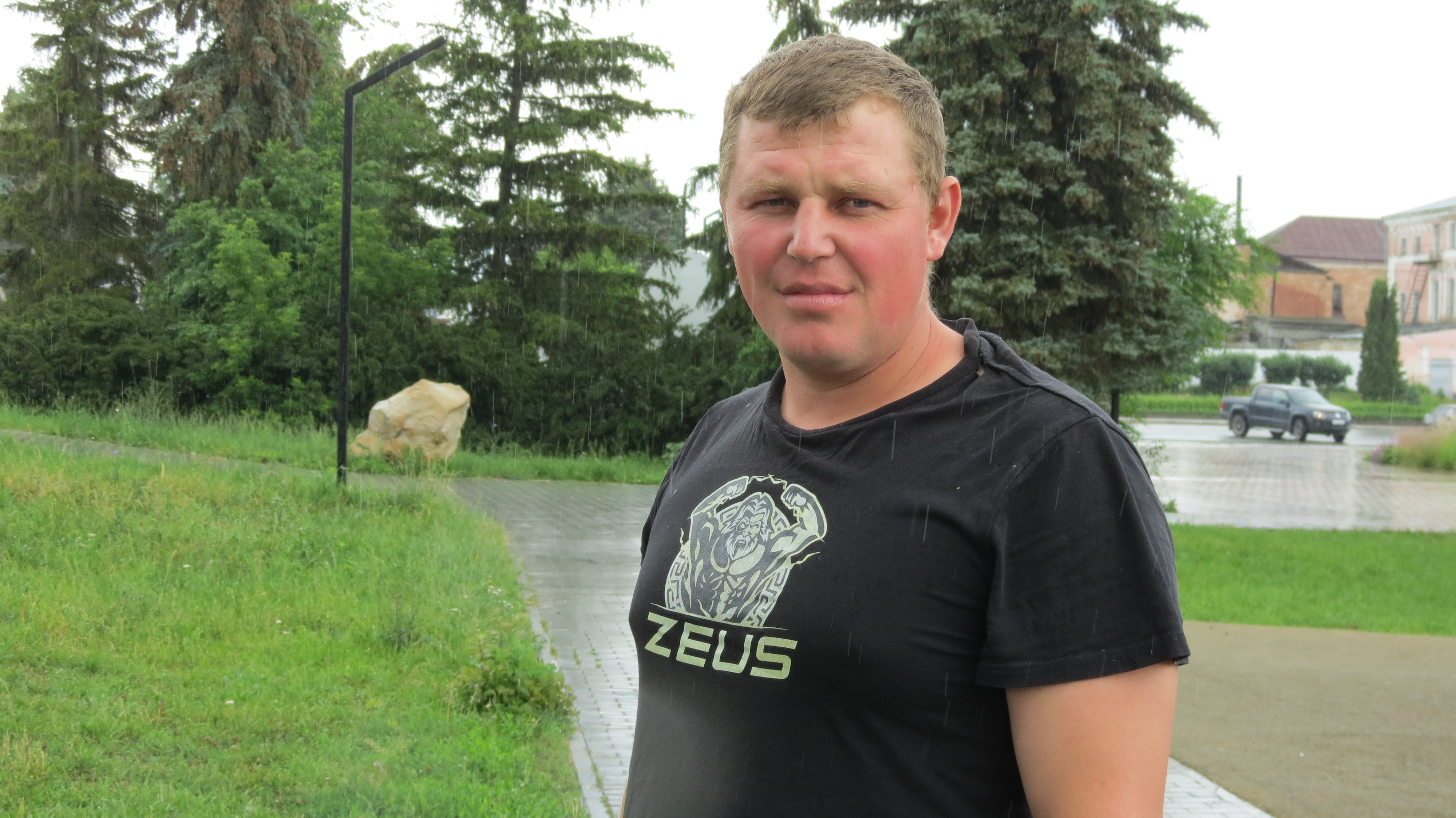 Трудностей не боится.