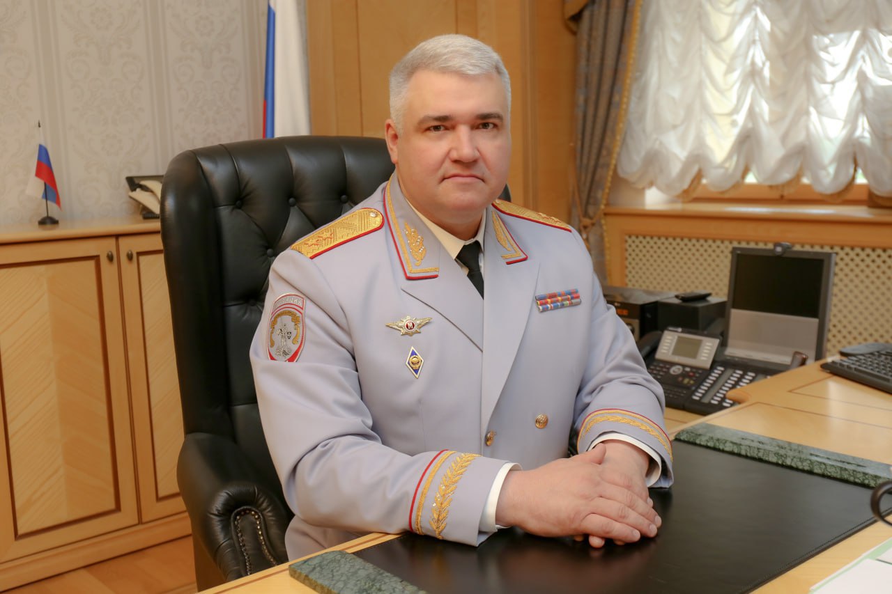 Михаил Черников поздравил школьников, их родителей и учителей с Днем знаний и отметил ведущую роль семьи и школы в воспитании юных участников дорожного движения .