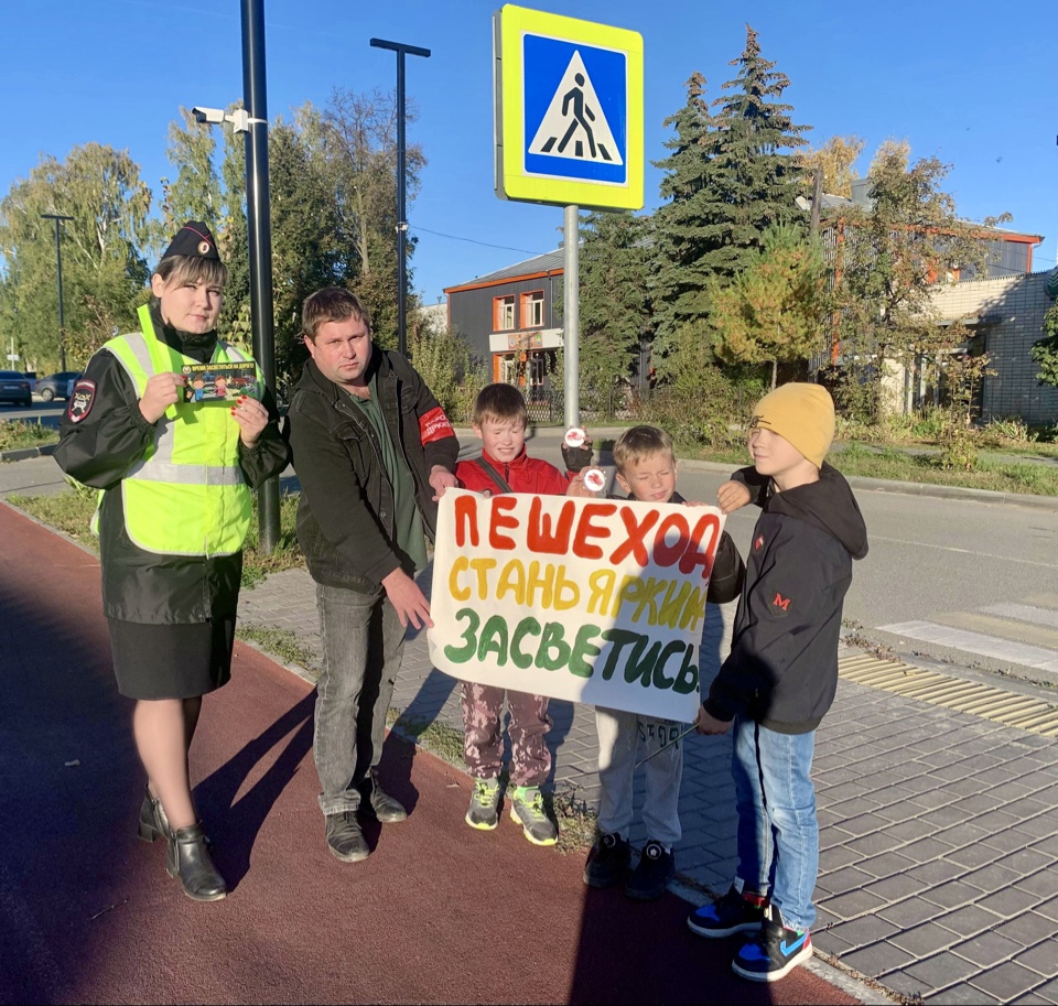 Сотрудники Госавтоинспекции совместно с представителем ДНД Сурского района организовали вблизи образовательных организаций мониторинг использования световозвращающих элементов среди юных пешеходов..