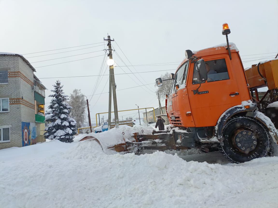 Дорожные службы Сурского района продолжают бороться со снегопадом..