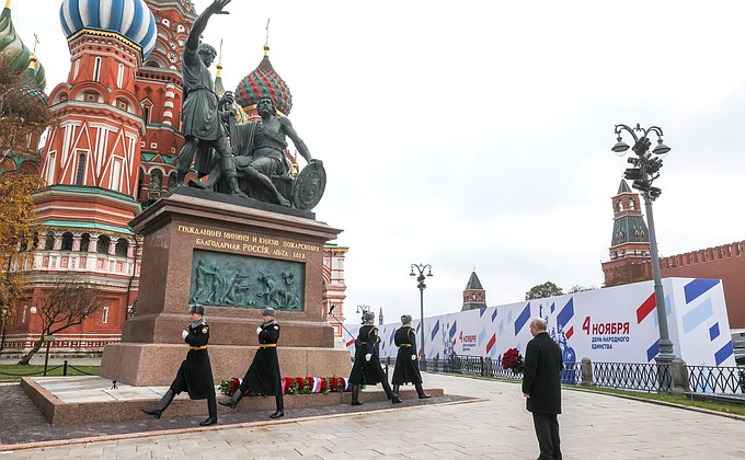 Возложение цветов к памятнику Кузьме Минину и Дмитрию Пожарскому.