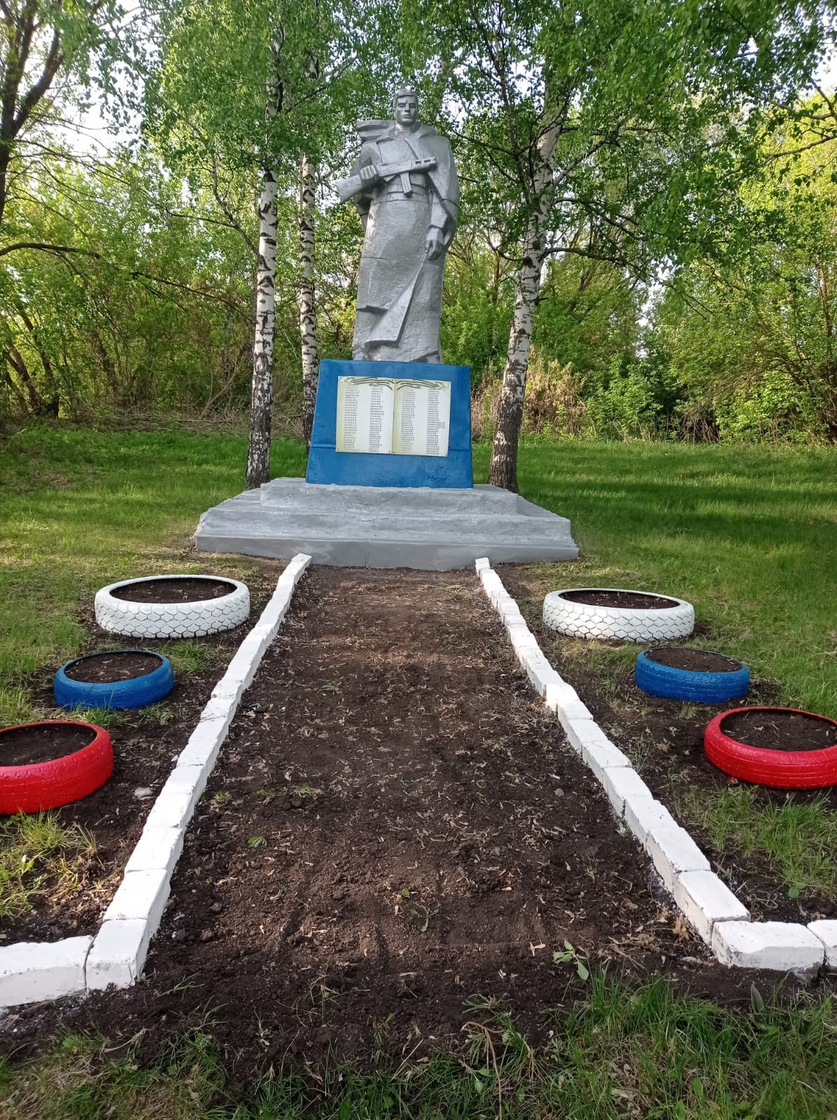 Памятник воинам, погибшим в ВОВ.