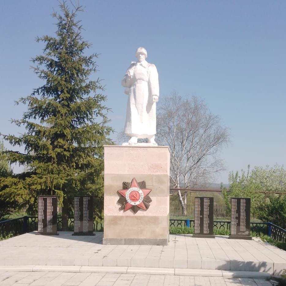 Памятник воинам, погибшим в ВОВ.