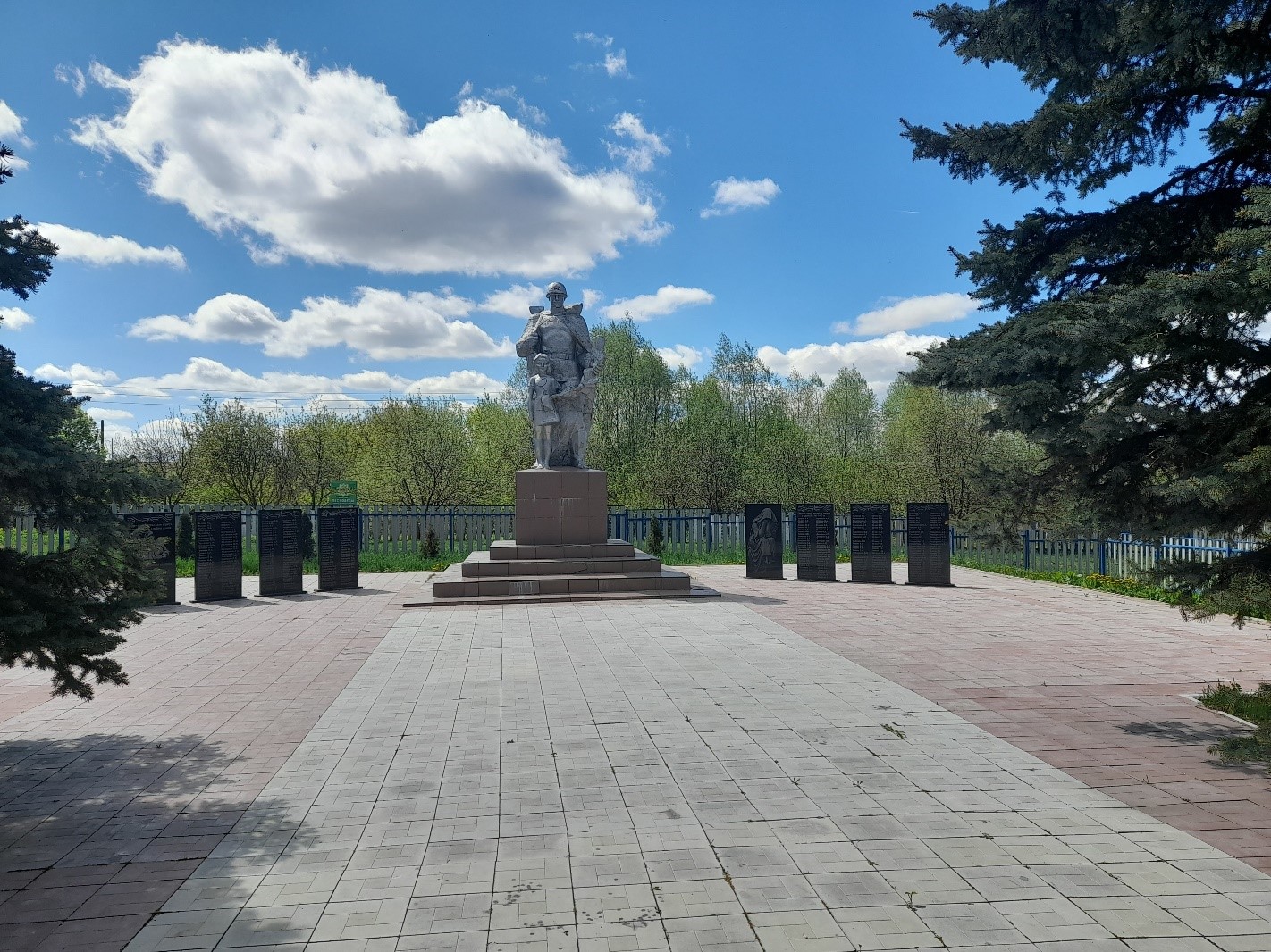 Памятник воинам, погибшим в ВОВ.