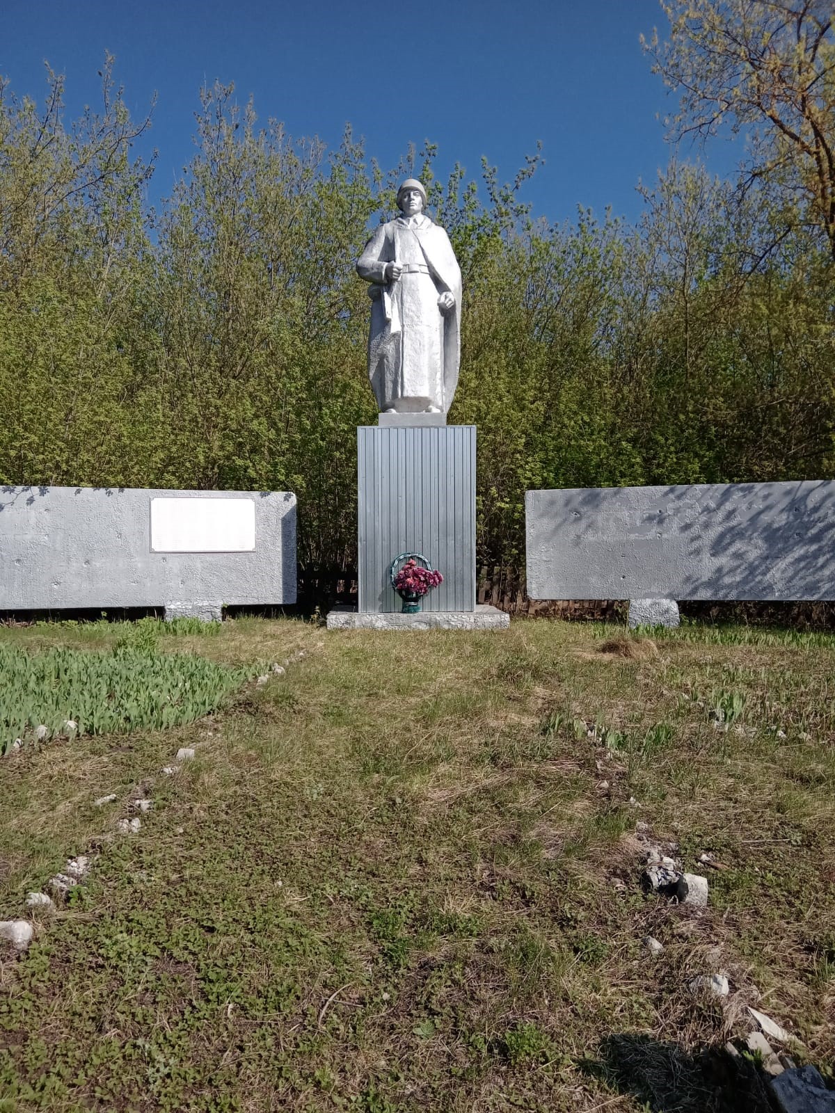 Памятник воинам, погибшим в ВОВ.