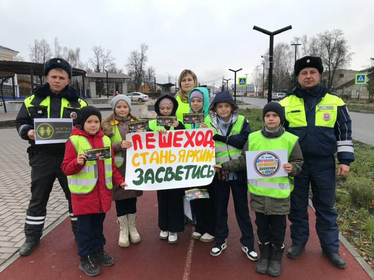 09 ноября 2023 года в рамках Единого дня безопасности несовершеннолетних сотрудниками отделения ГИБДД МО МВД России «Карсунский» совместно с отрядом ЮИД МОУ СШ р.п. Сурское, проведена акция «Яркий стиль жизни».. 09 ноября 2023 года в рамках Единого дня безопасности несовершеннолетних сотрудниками отделения ГИБДД МО МВД России «Карсунский» совместно с отрядом ЮИД МОУ СШ р.п. Сурское, проведена акция «Яркий стиль жизни»..